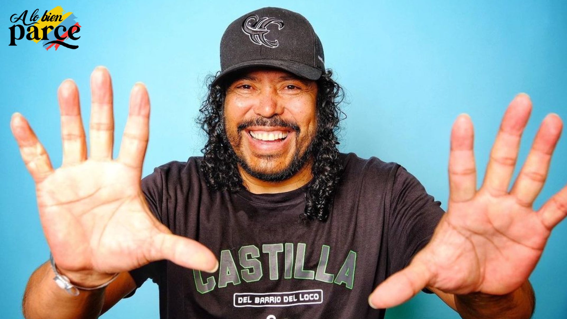 René Higuita en acción, realizando su característico "escorpión" en la cancha, una imagen que refleja su estilo de juego único.